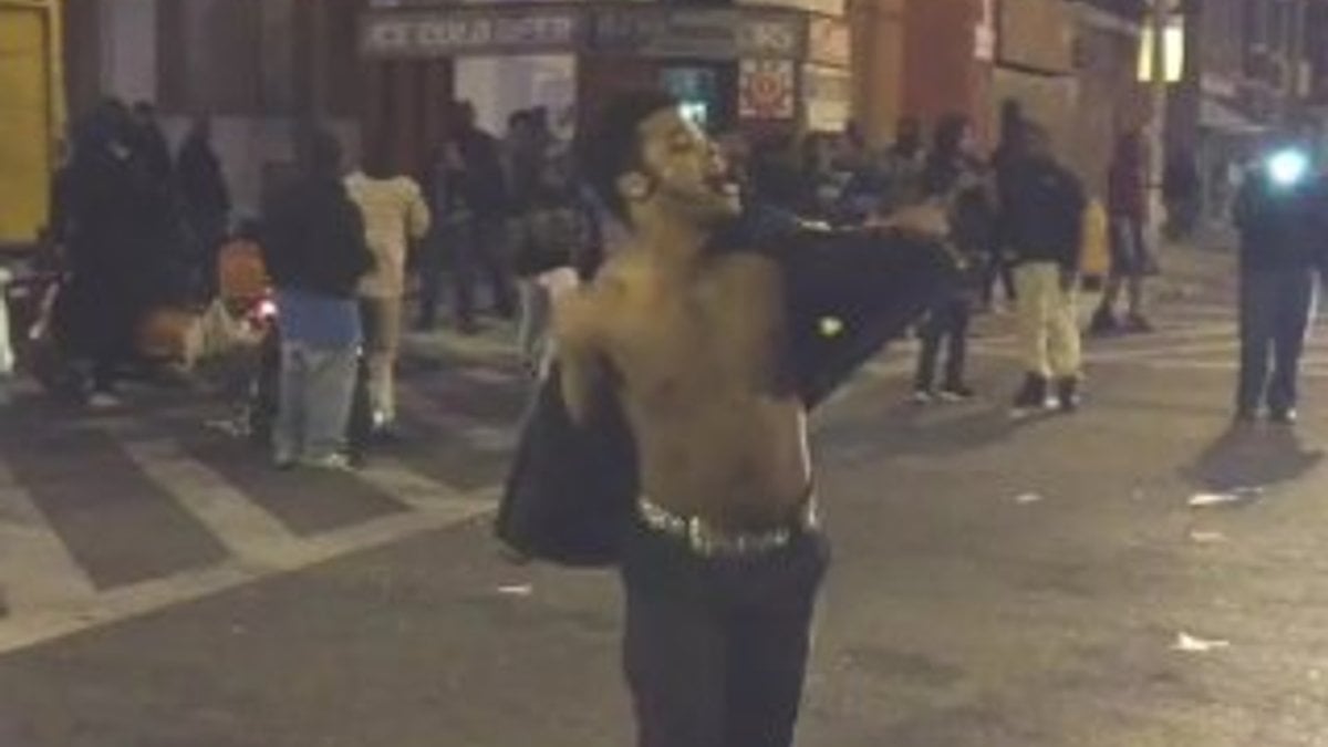 Baltimore eyleminde Michael Jackson dansı yapan Amerikalı