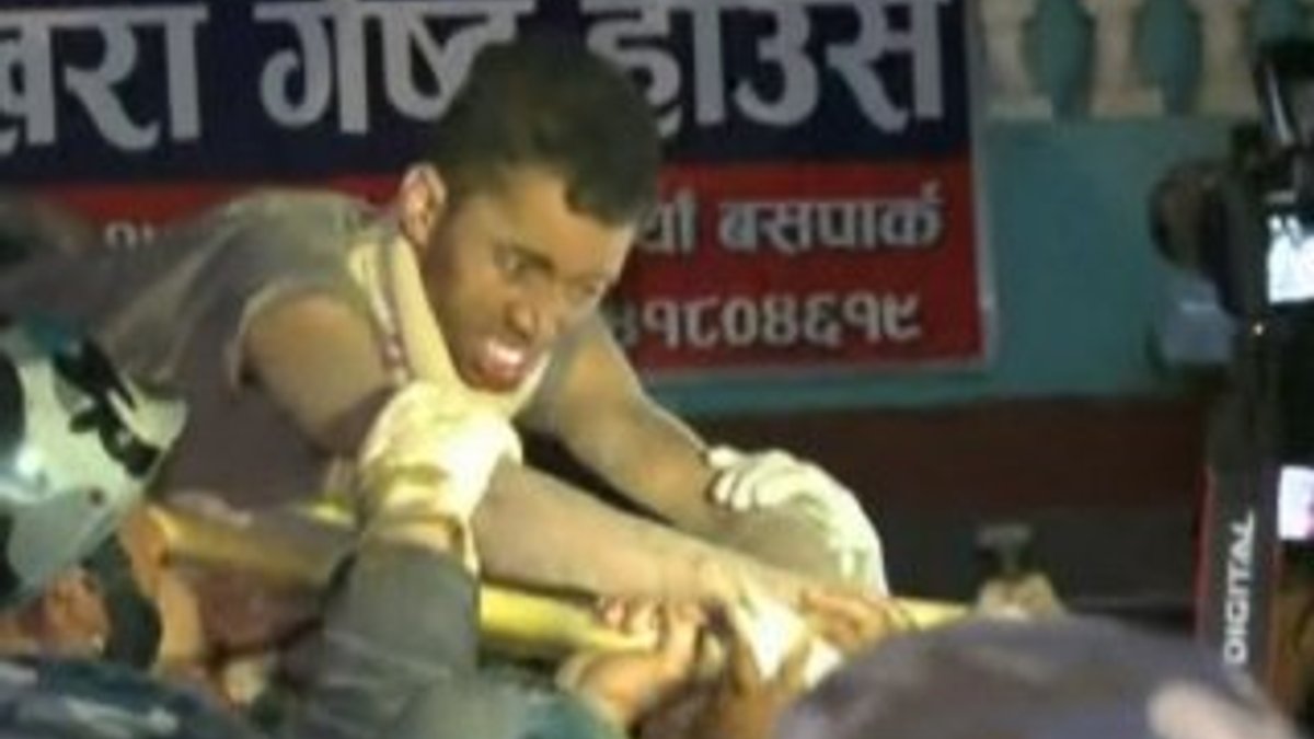 Nepal'de 82 saat sonra bir genç enkazdan sağ çıkarıldı