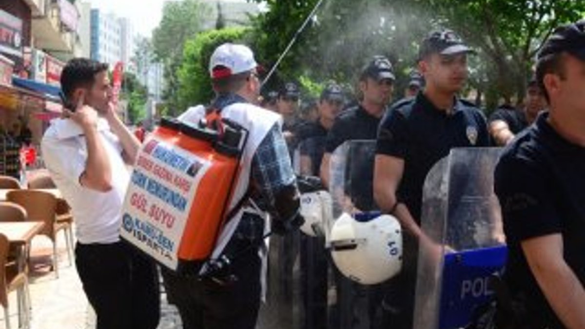 Adana'da bir kişi polislere gül suyu sıktı