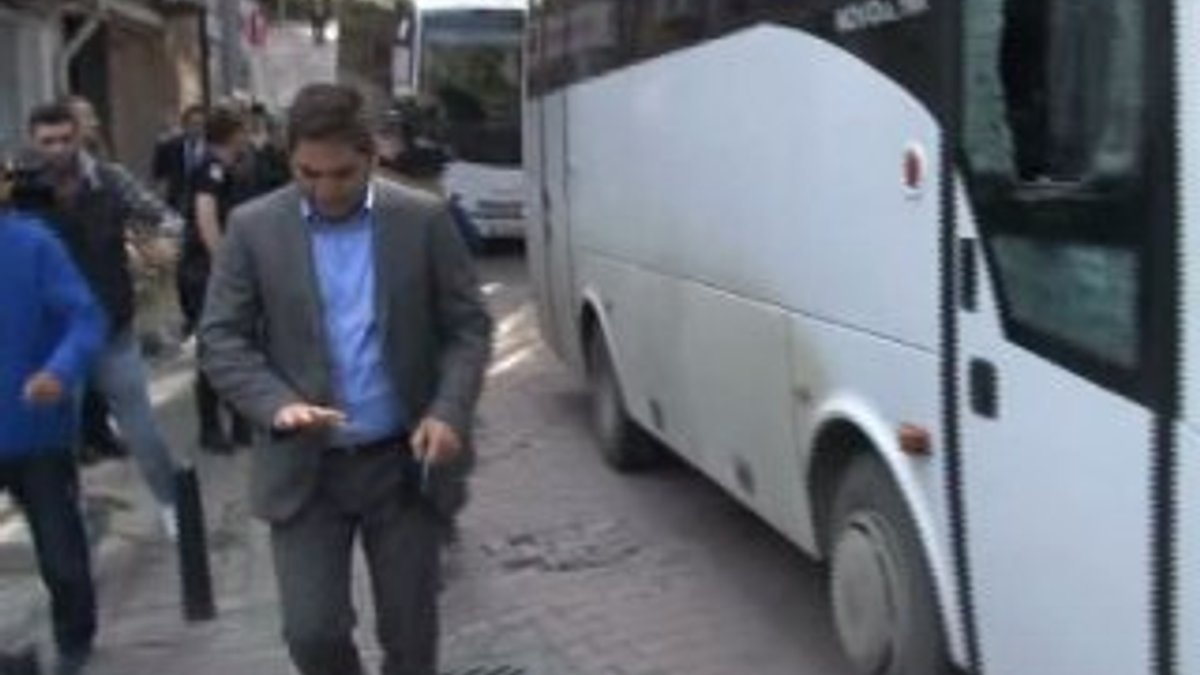 CHP'li vekil Aykut Erdoğdu polis aracını yumrukladı