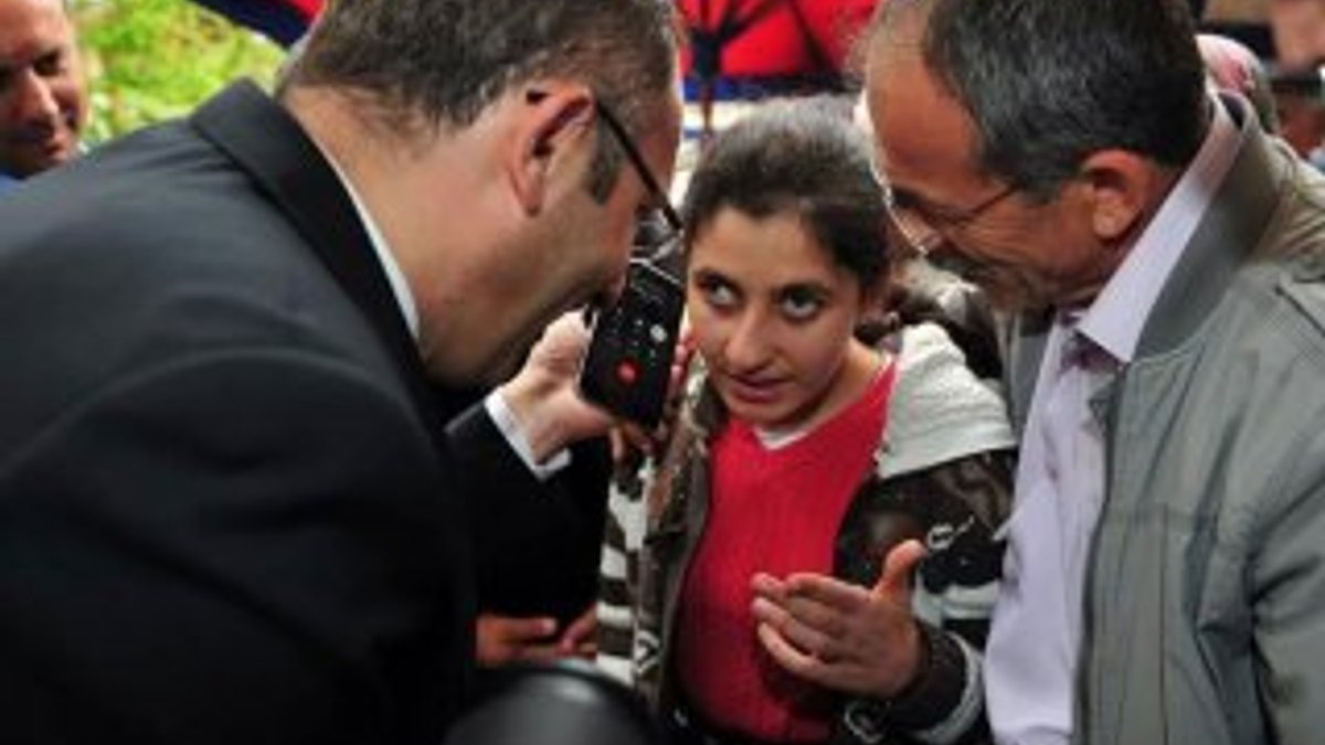AK Partili aday engelli kızın isteğini yerine getirdi