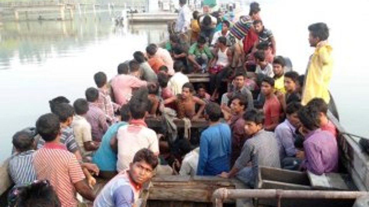 Malezya kaçak göçmenleri taşıyan iki tekneyi geri çevirdi