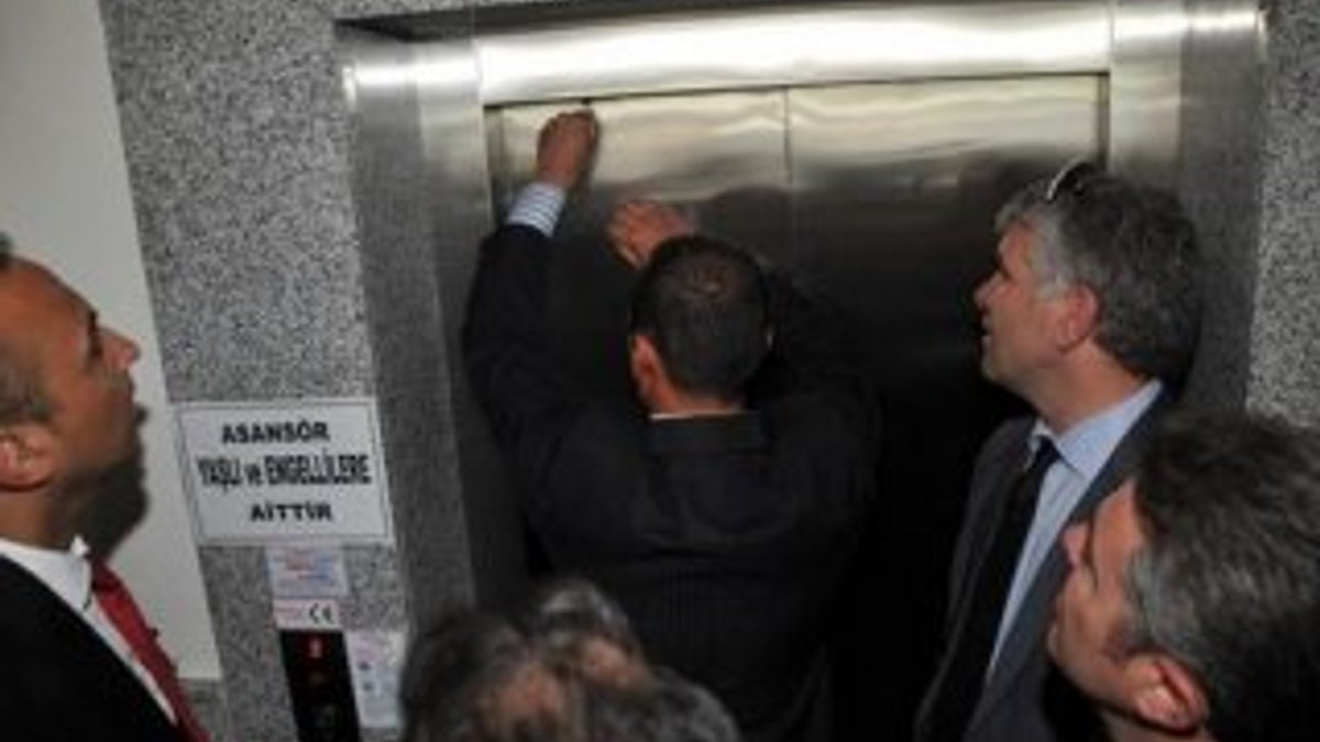Mehmet Müezzinoğlu asansörde kaldı