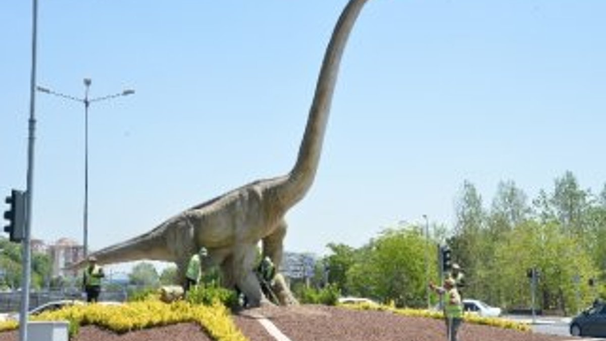 Ankara'ya Dinocan heykeli dikildi