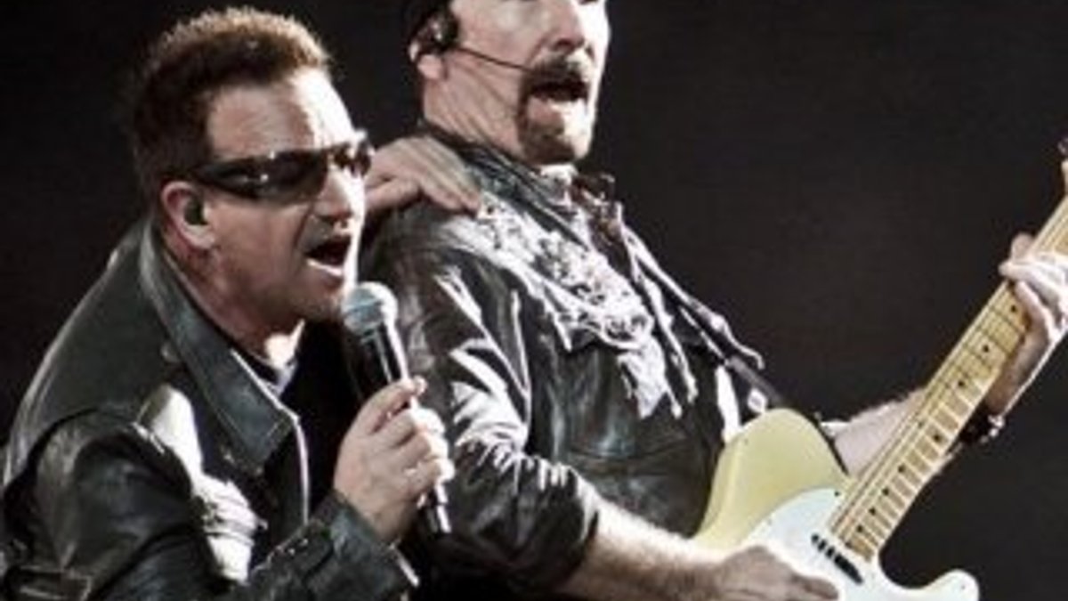 U2'nun gitaristi The Edge sahneden düştü