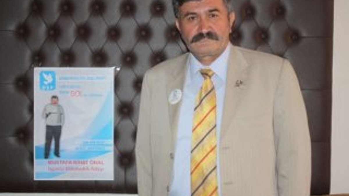 Rakı kadehli seçim afişi bastıran DSP'li aday istifa etti