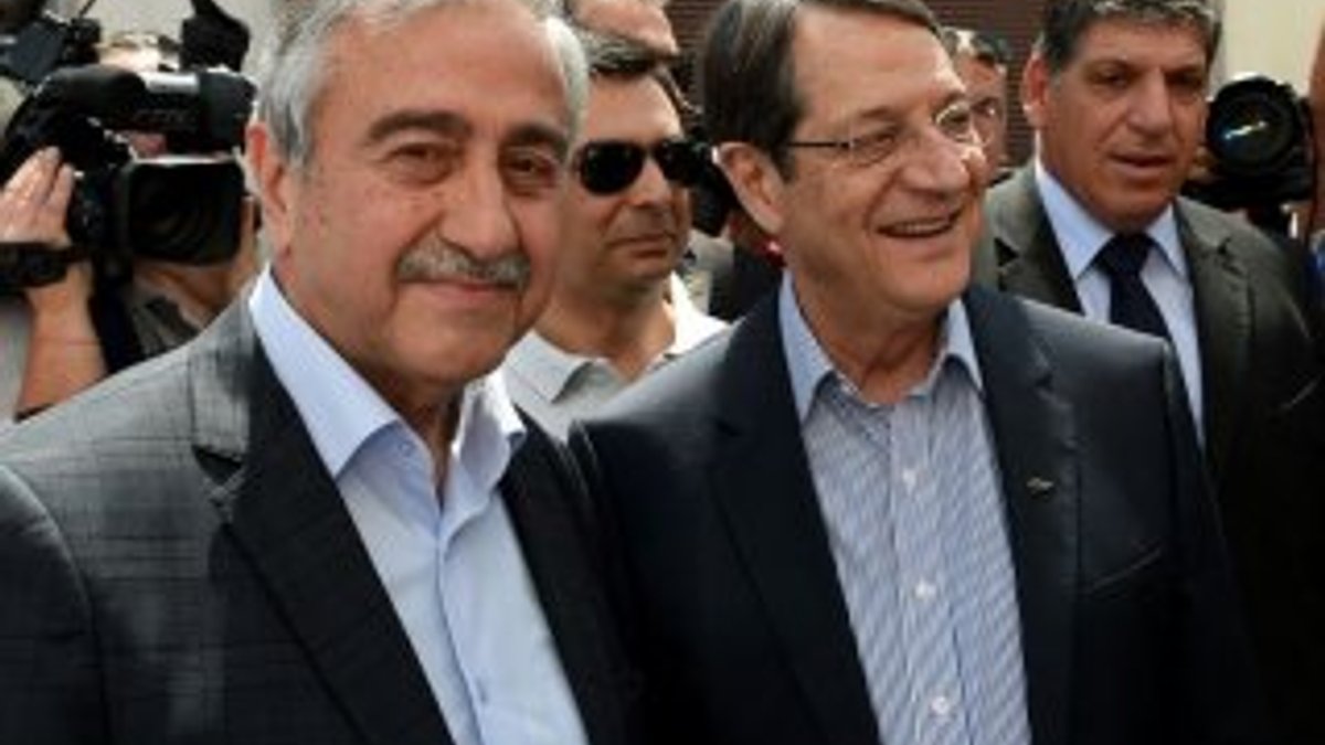 Kıbrıs'ta iki lider Türk ve Rum çarşılarını gezdi