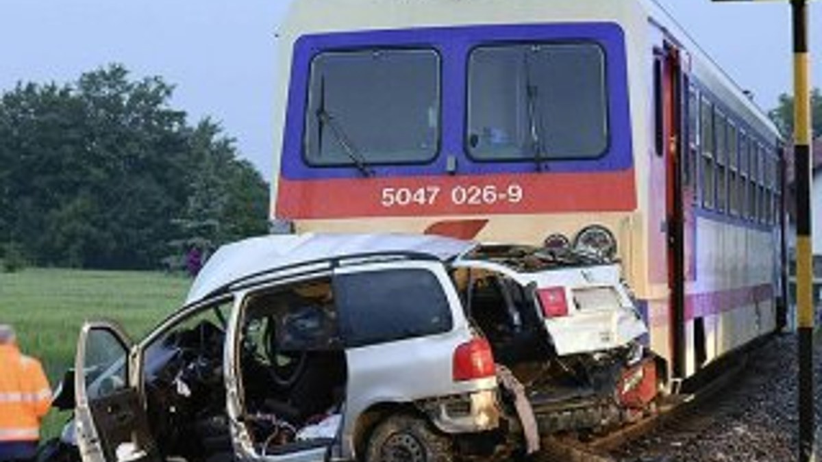 Avusturya'da tren otomobile çarptı: 5 ölü