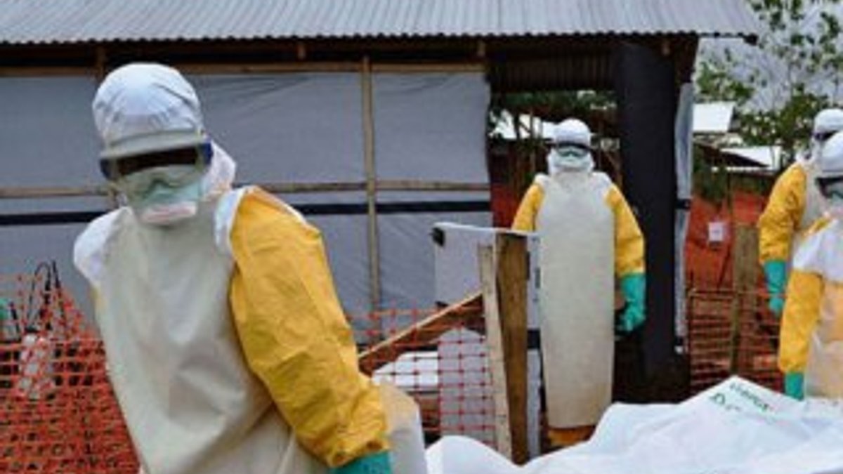 Eboladan ölen yakınlarını giydirip kaçırmaya çalıştılar