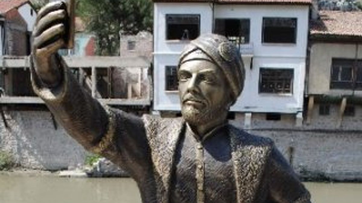 Selfie çeken şehzade heykeline yoğun ilgi