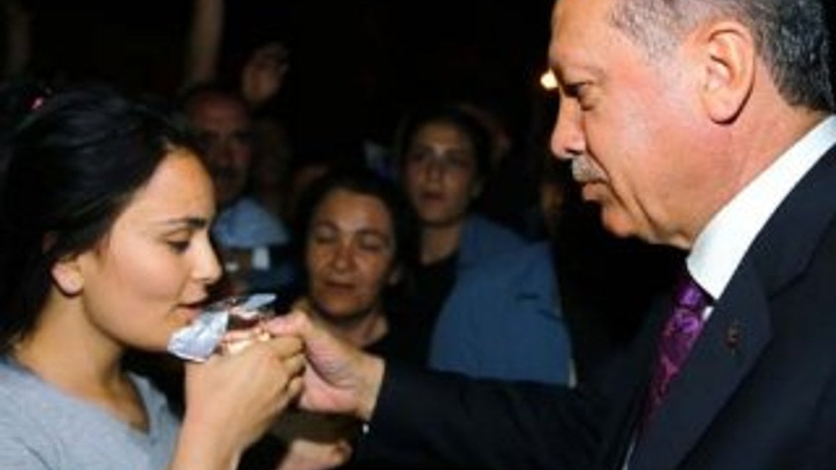 Cumhurbaşkanı Erdoğan düşen genç kızı teselli etti