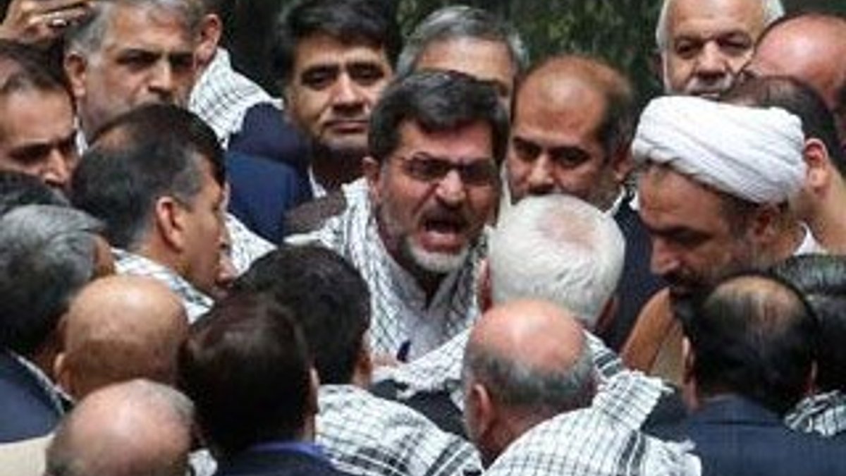 İran parlamentosunda bakanla vekillerin kavgası İZLE