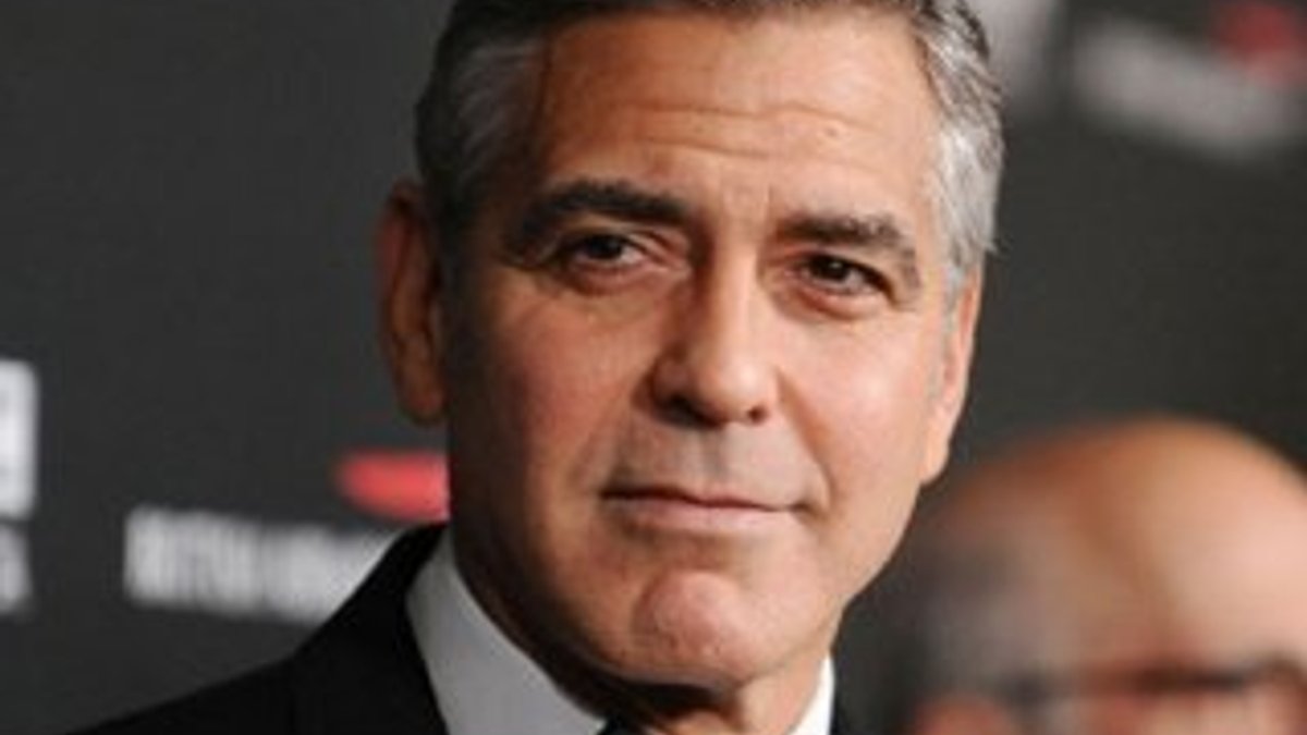 George Clooney Batman filminde oynadığı için özür diledi