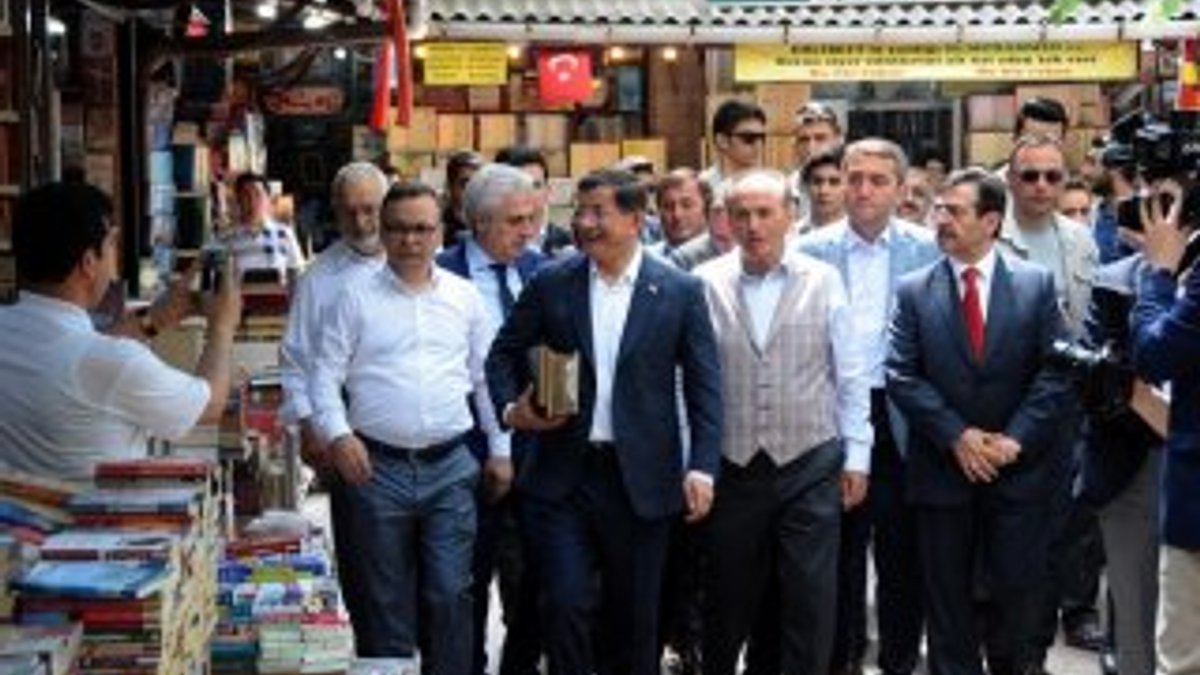 Başbakan Davutoğlu İstanbul'da esnafı ziyaret etti