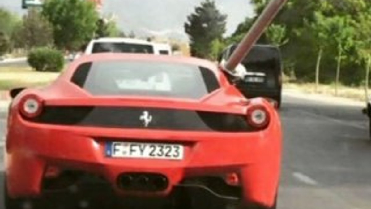 Elazığ'da bir kişi Ferrari'siyle su borusu taşıdı