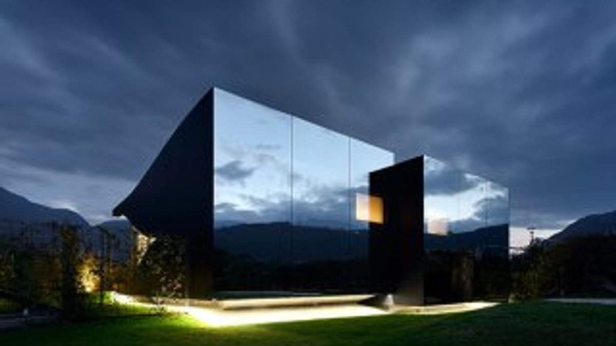 İtalya'da ayna kaplı ev tasarlandı