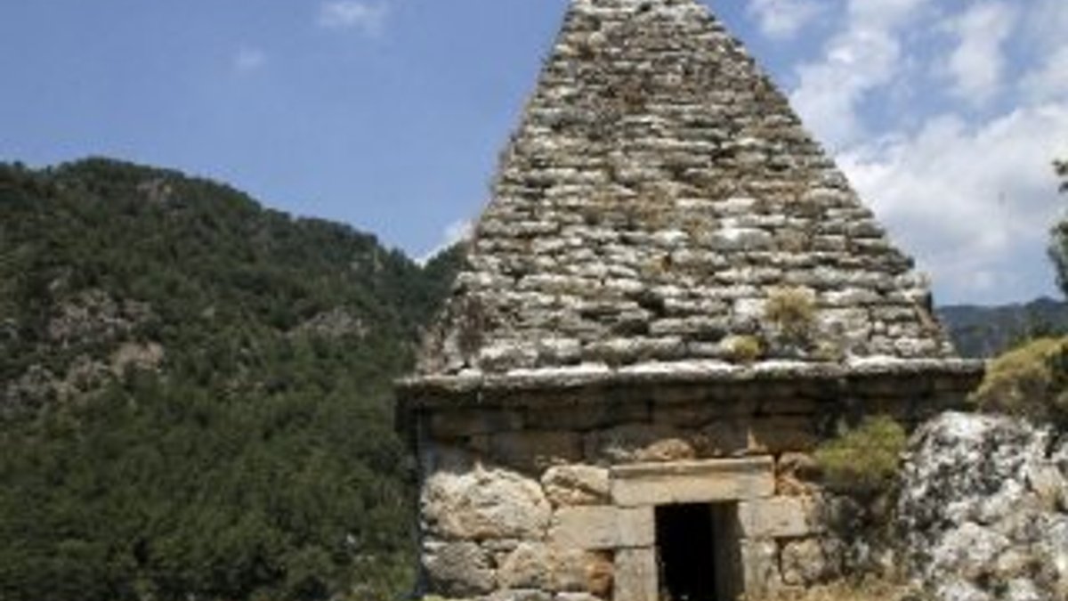 Türkiye'nin tek piramit mezarını da defineciler yıkıyor