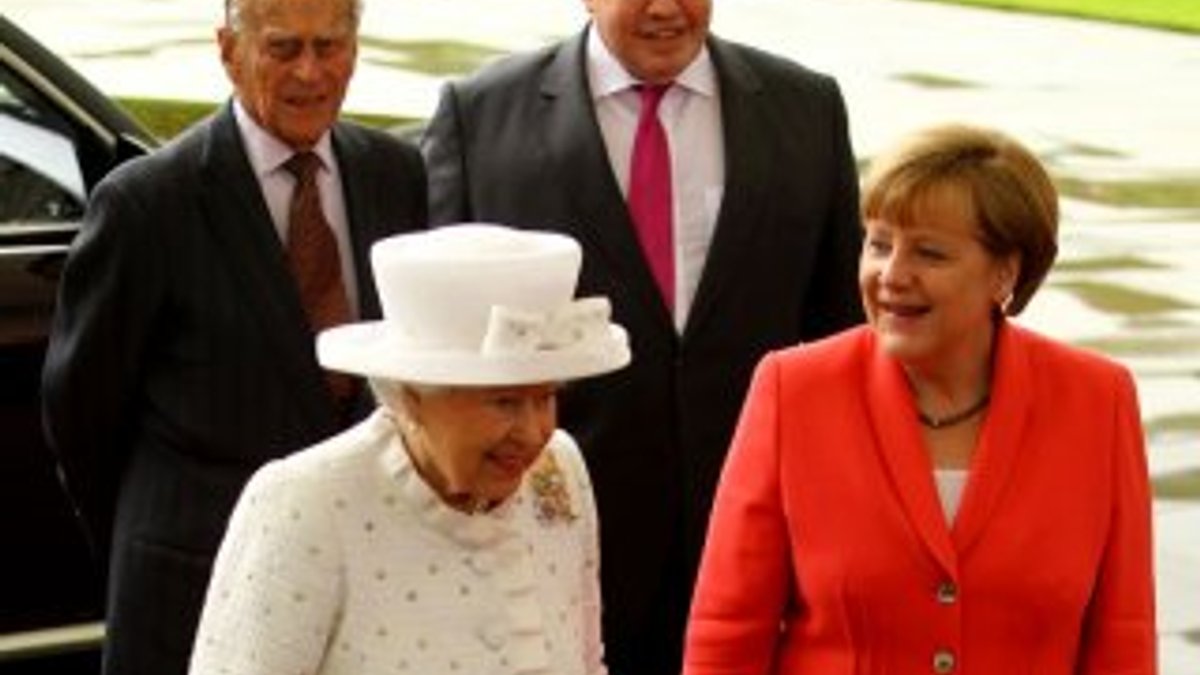 Kraliçe Elizabeth Berlin'de Merkel ile görüştü
