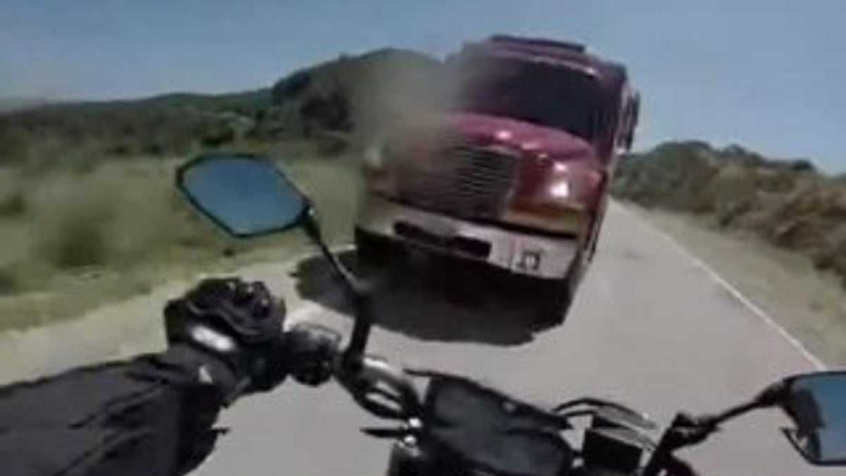 ABD'de motosiklet sürücüsü kamyonla çarpıştı İZLE