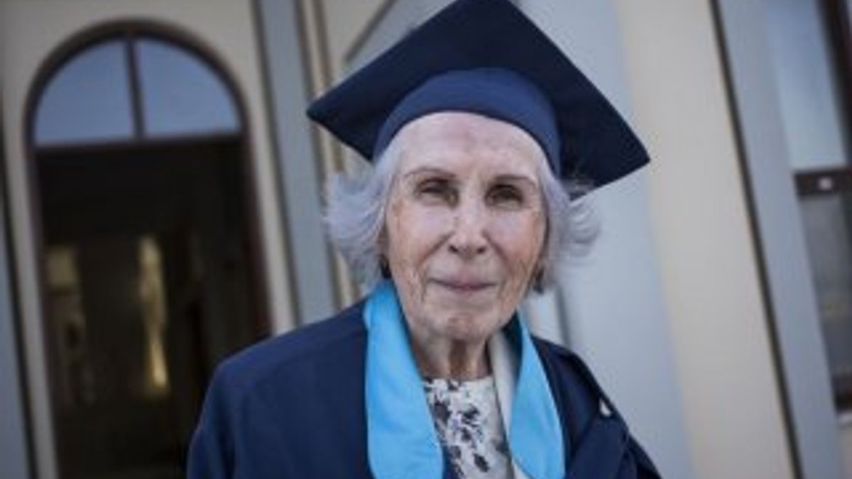 84 yaşında okulunu bitirip kep bile attı