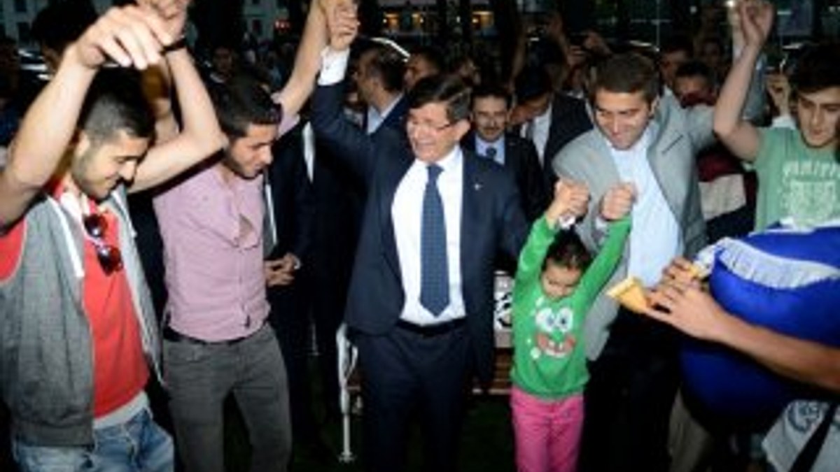 Başbakan Ahmet Davutoğlu horon tepti