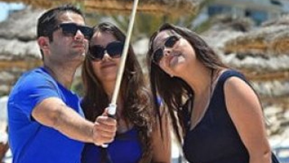 Tunus'ta 38 kişinin öldürüldüğü plajda selfie çekiyorlar