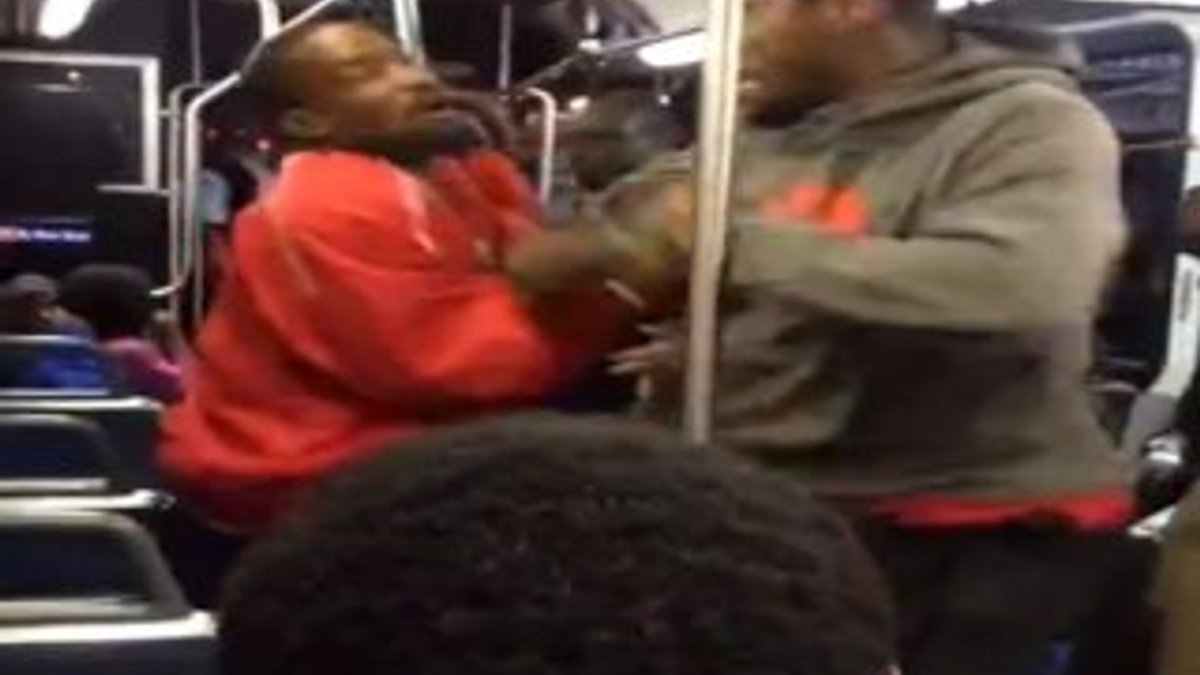 ABD'de bir kişi otobüste tartıştığı adamı yumrukladı