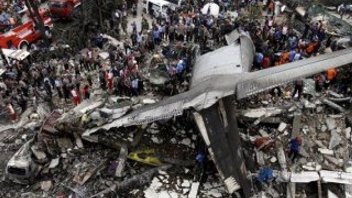 Endonezya'da askeri uçak geneleve çakıldı
