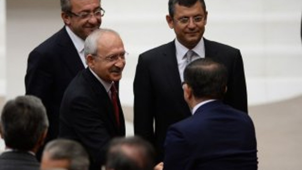 Kemal Kılıçdaroğlu ile Ahmet Davutoğlu el sıkıştı