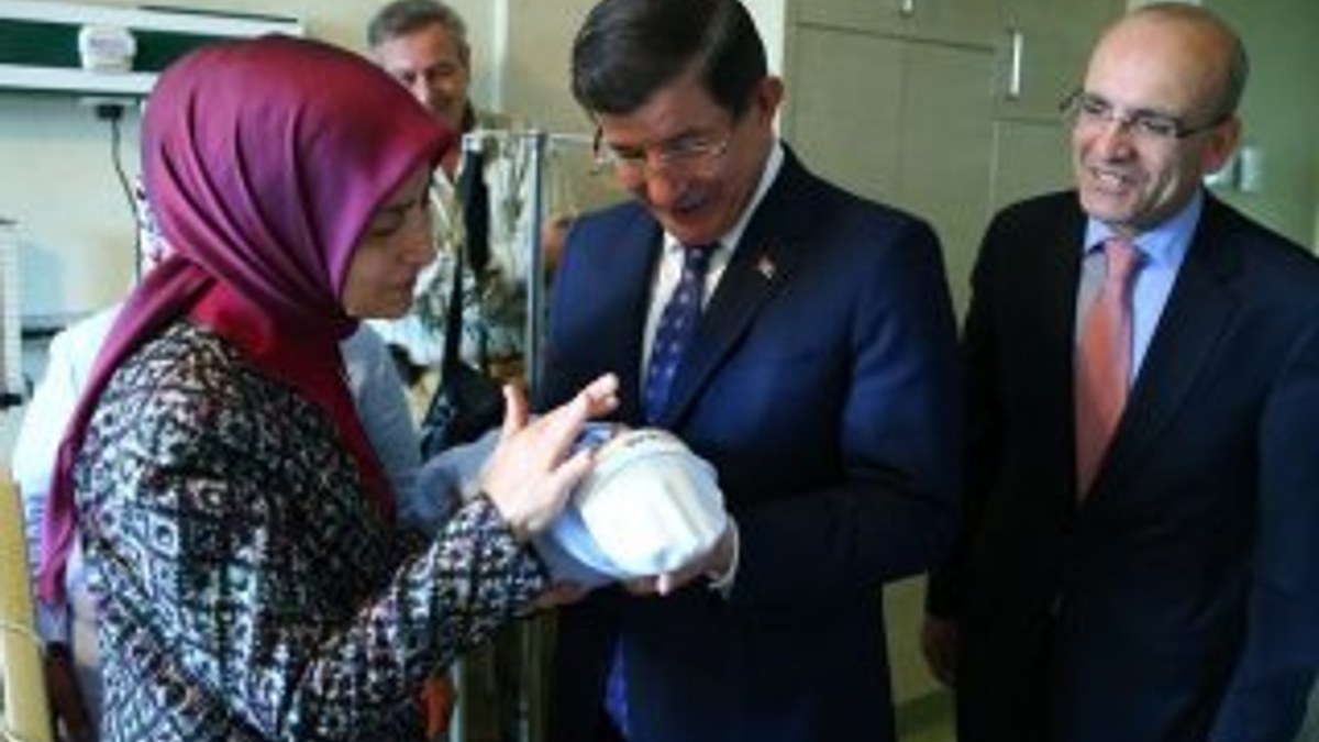 Ahmet Davutoğlu Mehmet Şimşek'in bebeğini ziyarete gitti