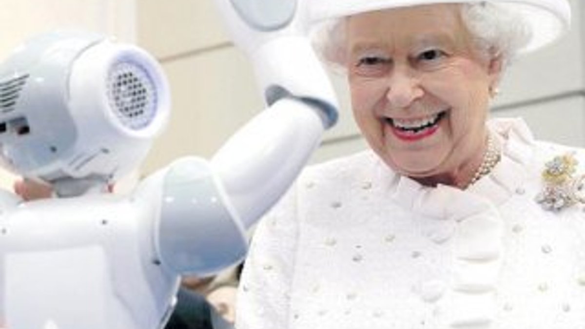 Kraliçe Elizabeth'i Almanya'da robot karşıladı