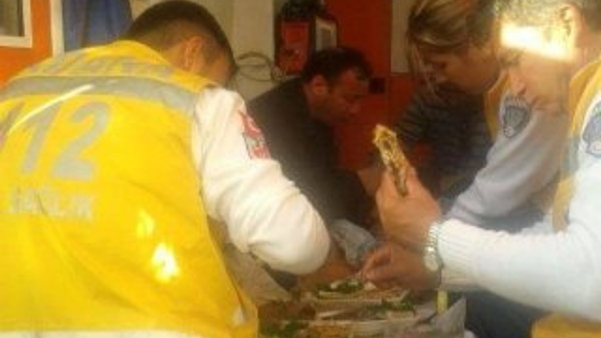 Adana'da ambulanstaki lahmacun ziyafeti görüntülendi