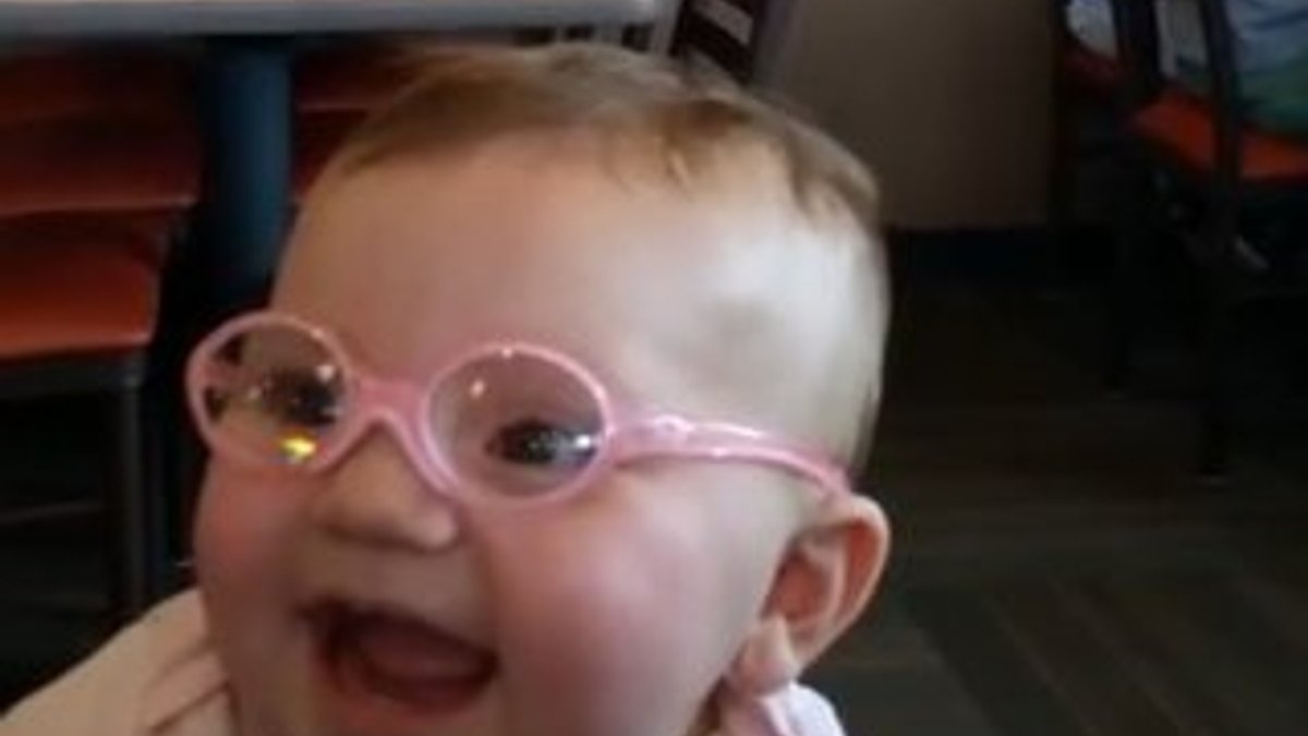 Miyop bebek taktığı gözlükle anne-babasını ilk kez gördü