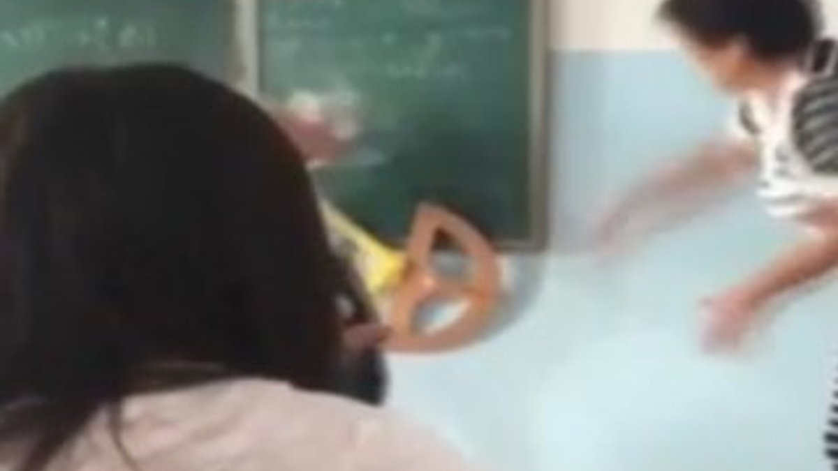 Kazakistan'da öğretmen dayağı kamerada