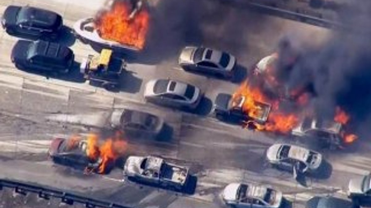 ABD otoyolunda çıkan yangında 20 araç hasar gördü