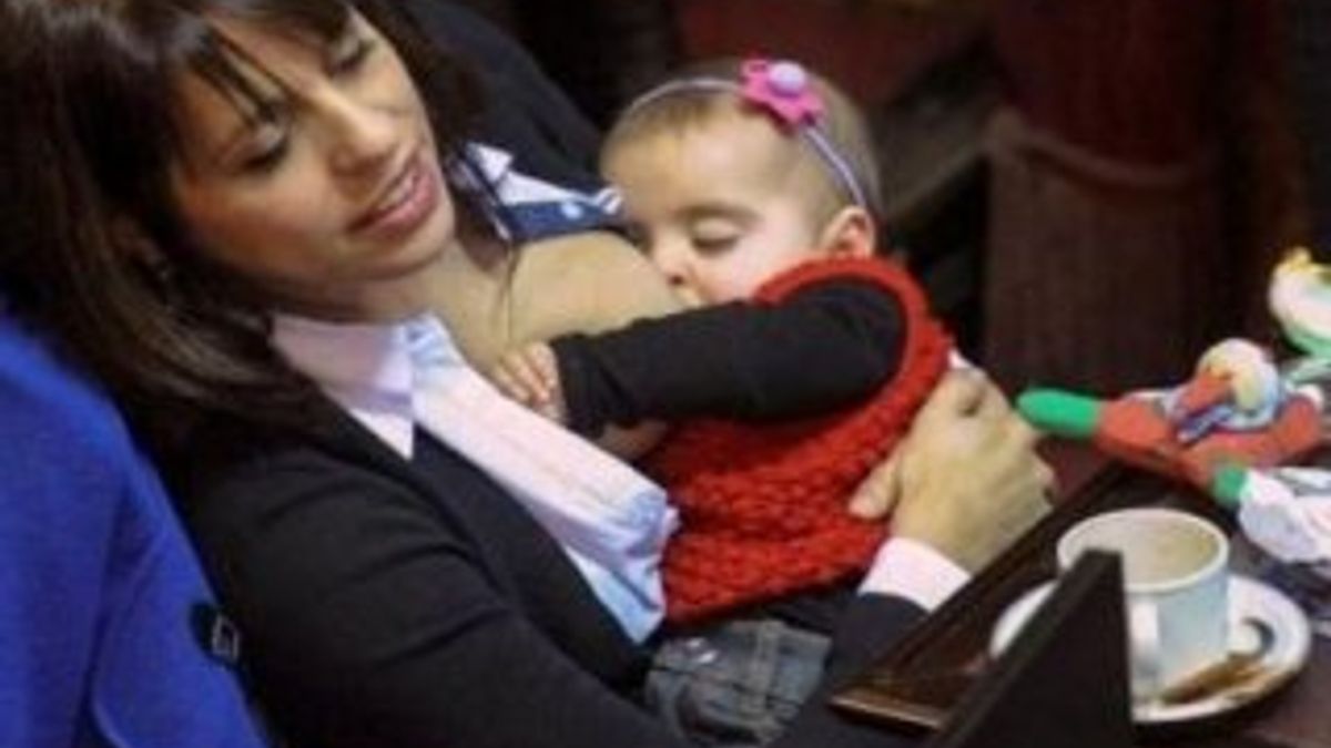 Arjantinli milletvekili Meclis'te bebeğini emzirdi