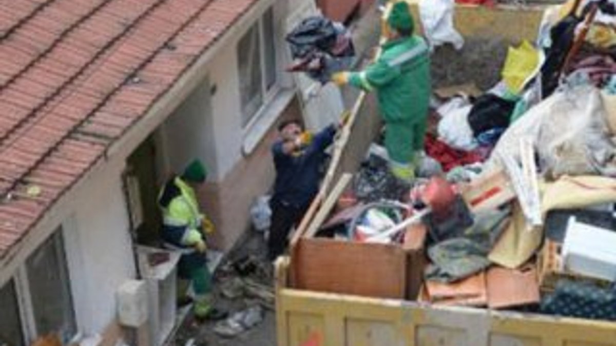 Üsküdar'da bir evden 3 kamyon çöp çıktı