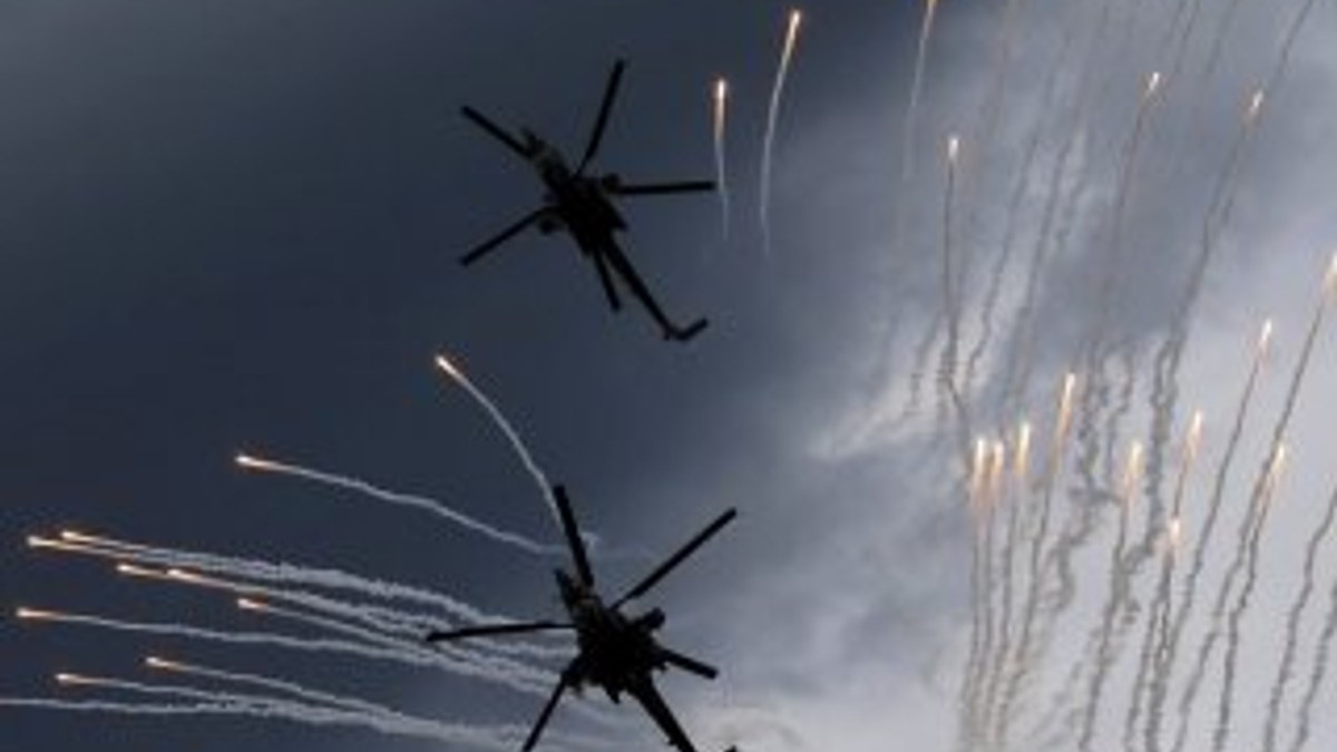 Rusya'da askeri helikopter gösteri yaparken çakıldı