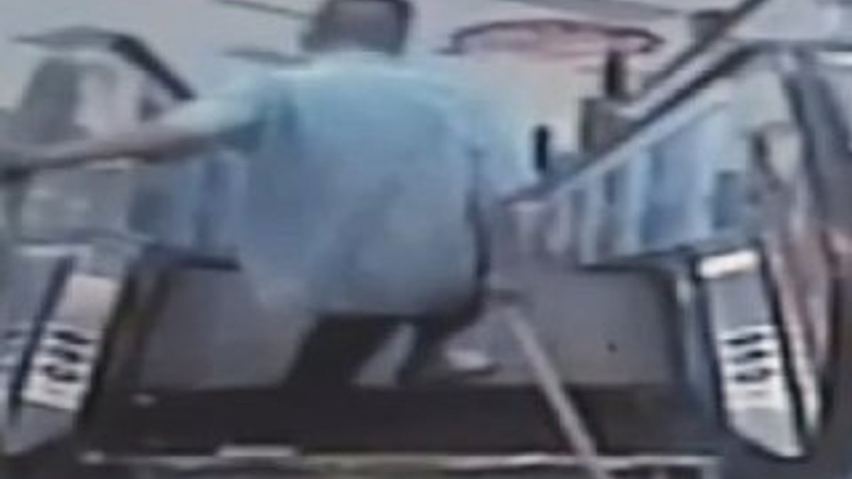 Çinli adam ayağını yürüyen merdivene kaptırdı