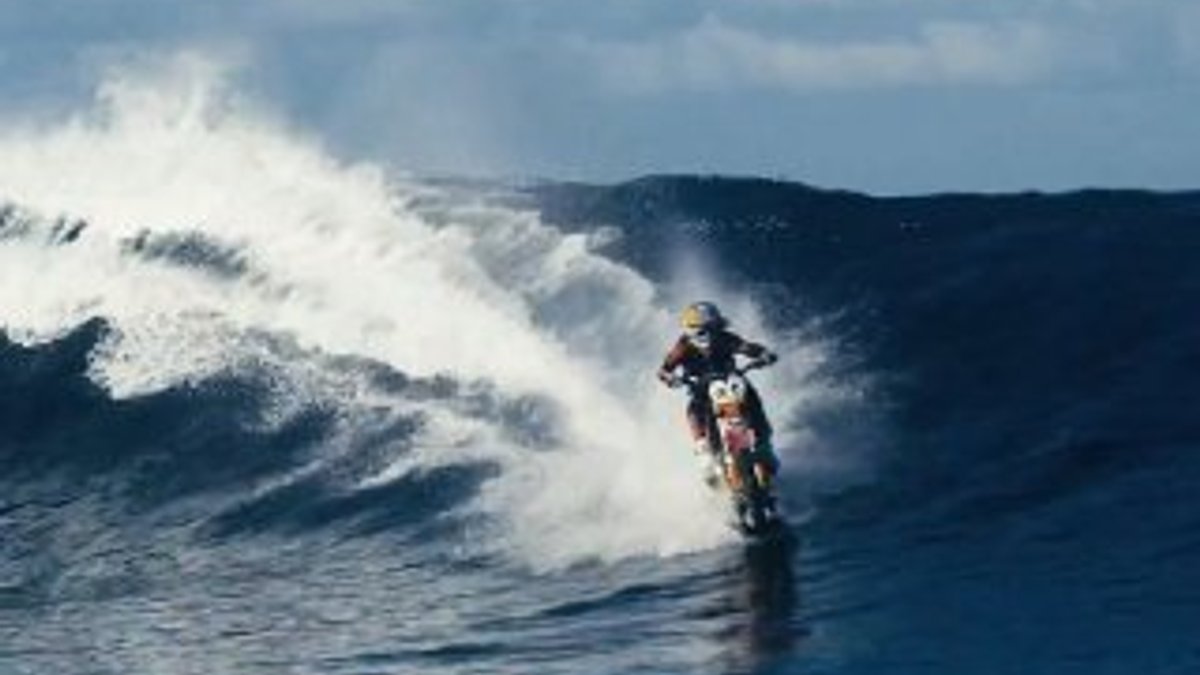 Avustralyalı dublör motosikletiyle sörf yaptı