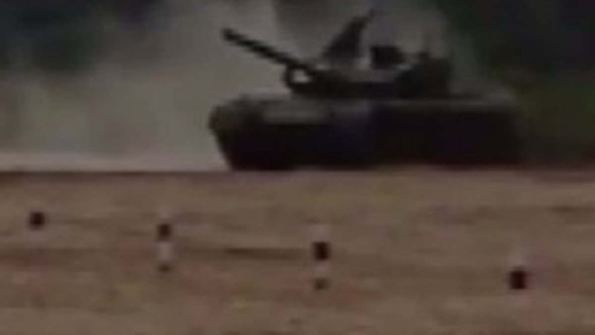 Rusya'da hızını alamayan tank takla attı