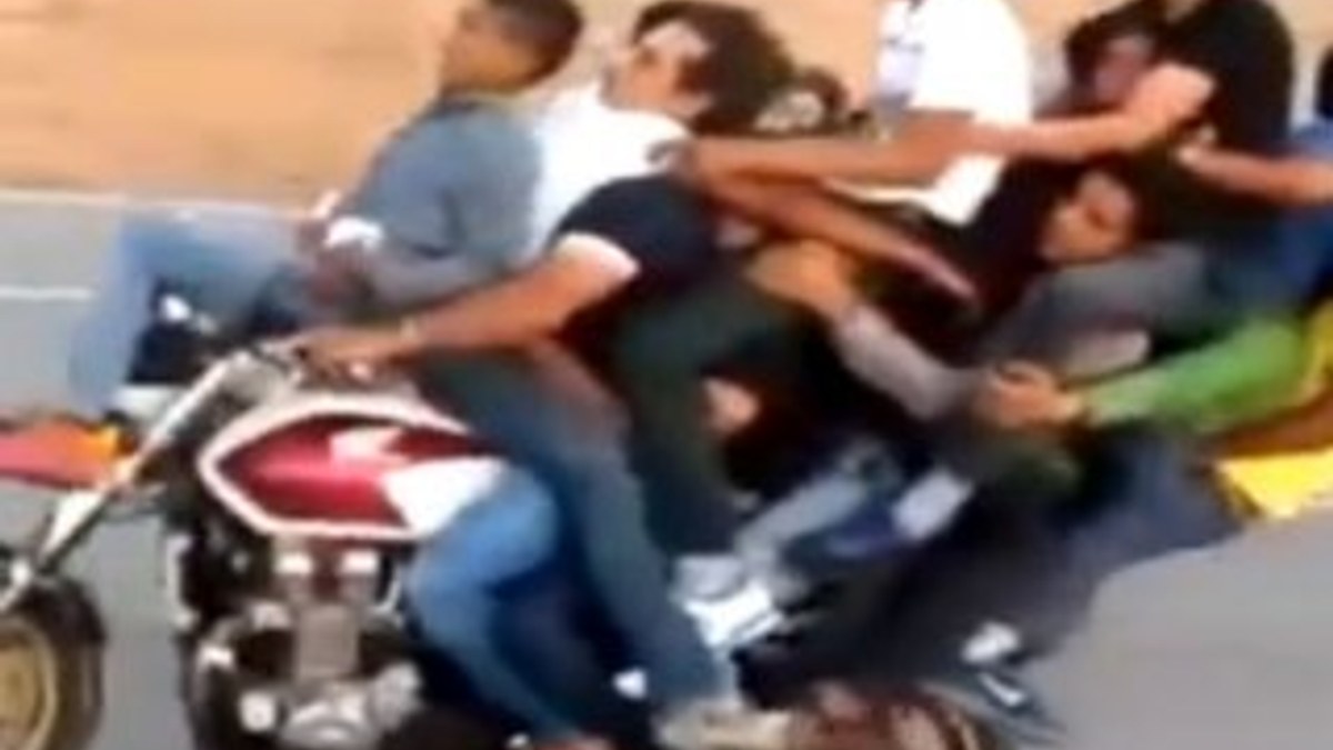 11 Arap bir motosiklete bindi