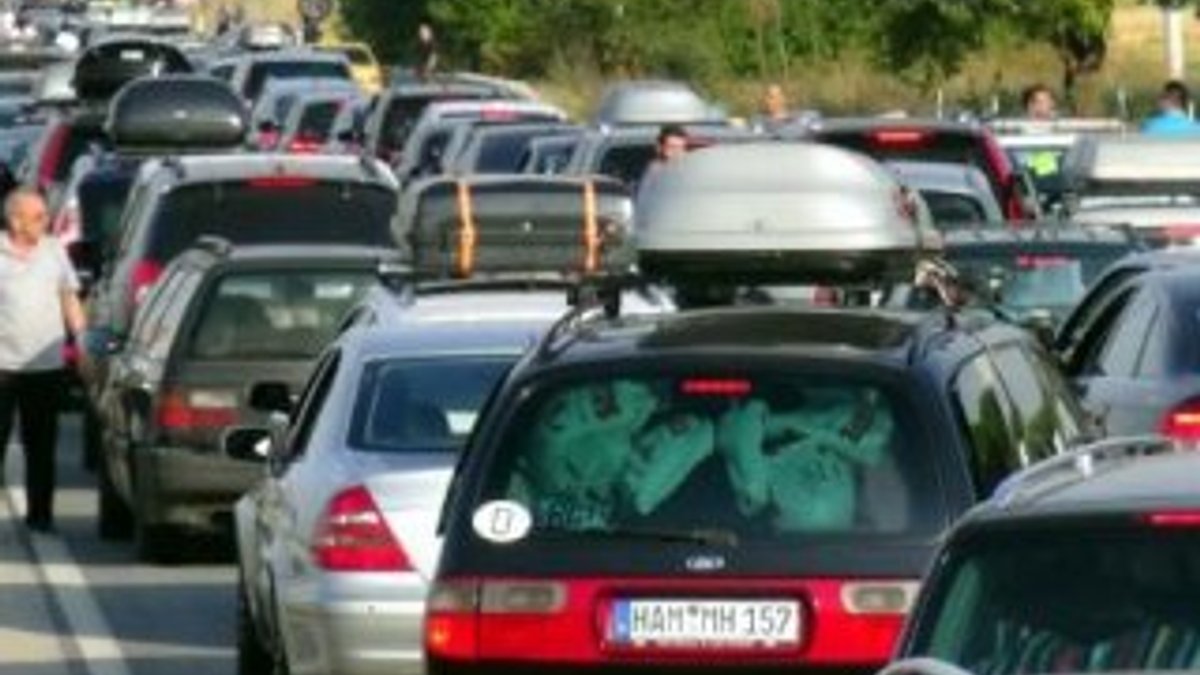 Türkiye'ye gelen gurbetçilerin tatil dönüşü trafik çilesi