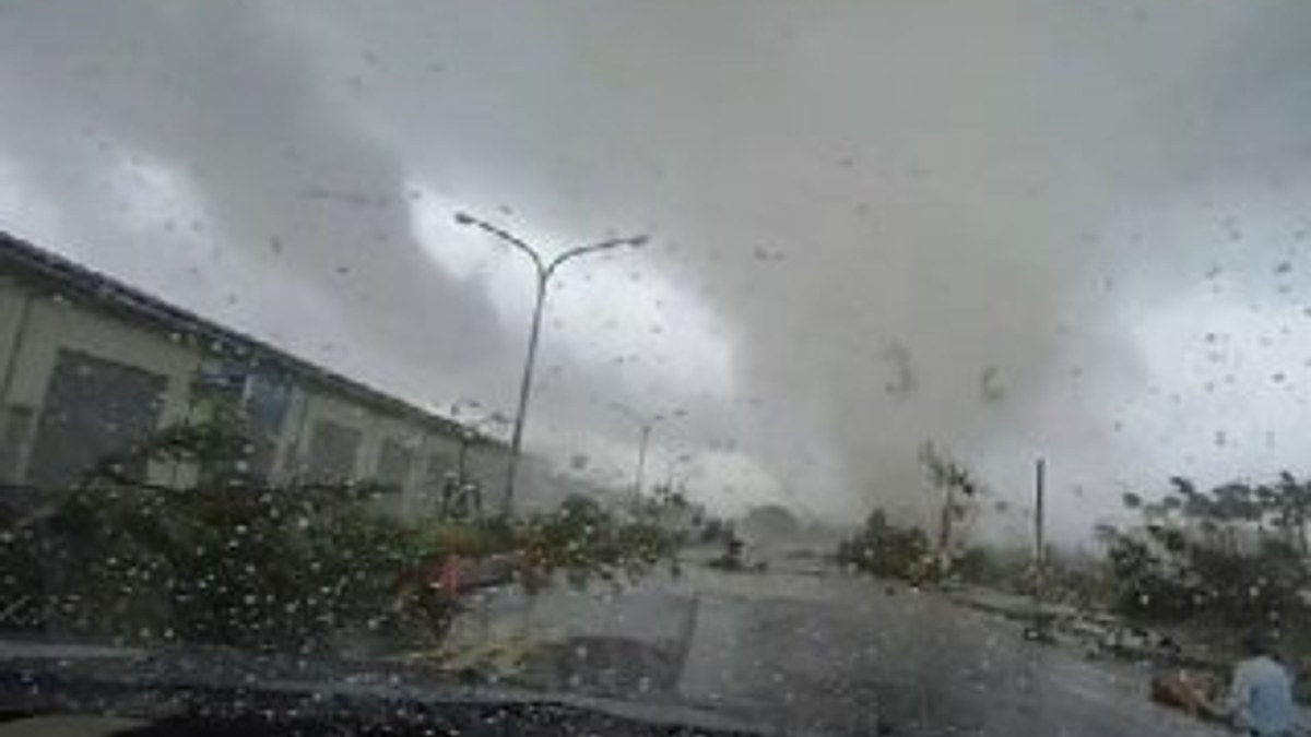 Tayvan'da fırtına arabayı uçurdu