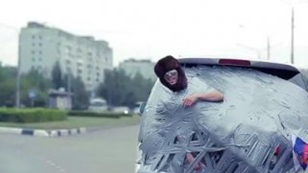 Kendini arabaya bantlayan Rus genç şehir turu attı