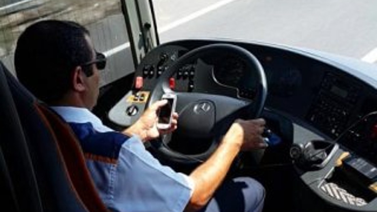 Otobüs şoförü trafikte para sayıp telefonuyla oynadı