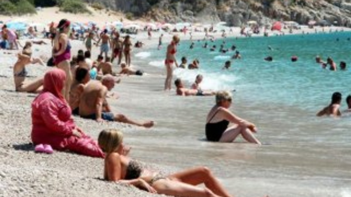 Fethiye'de turistlerin deniz ve güneş keyfi