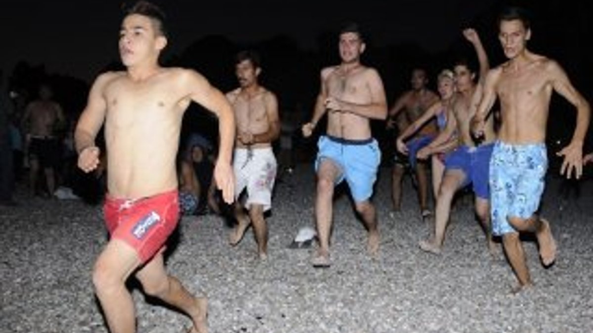 Antalya'da CHP'li gençler bayramı denizde kutladı