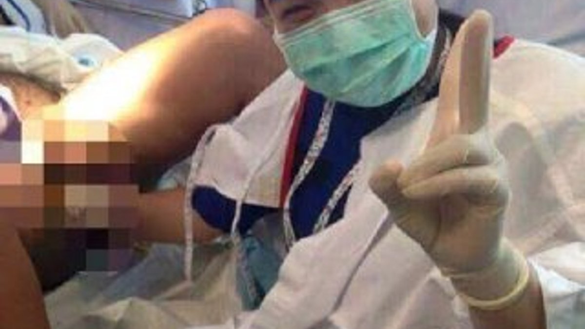 Malezyalı doktor hastasının cinsel organıyla poz verdi
