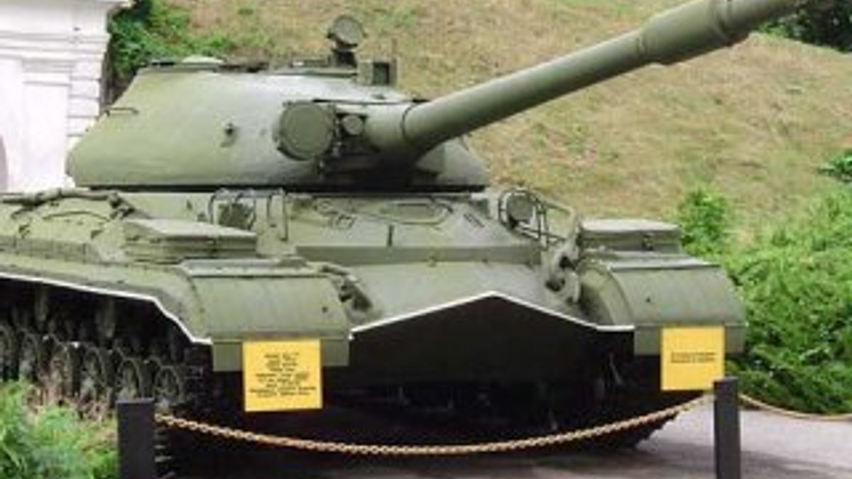 Rus tankları Lazkiye'ye geldi